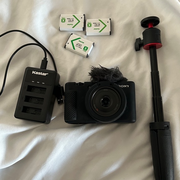 SONY ZV1F CAMERA + TRIPOD, 3 BATERRIES, BATTERY CHARGER, CAMERA CASE - Picture 3 of 3